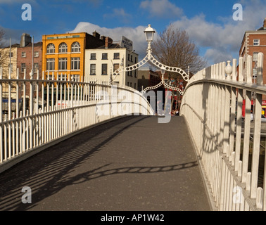 Ha'Penny Bridge, auch bekannt als Penny Ha'Penny Bridge und Liffey Bridge, River Liffey, Dublin, Irland Stockfoto