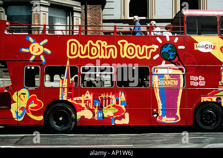 Sightseeing-Bus wartet in einer Straße, Dublin, Südirland Stockfoto