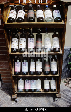 Flaschen Wein auf dem Display außerhalb einer Weinhandlung, Sorrent, Italien Stockfoto