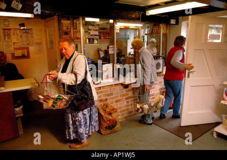 DER DORFLADEN UND POST AM BRIANTSPUDDLE IN DORSET UK Stockfoto