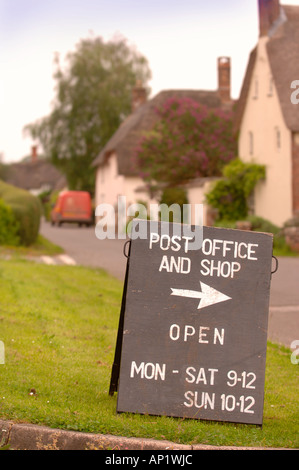 EIN ZEICHEN FÜR DEN DORFLADEN UND POST AM BRIANTSPUDDLE IN DORSET UK Stockfoto