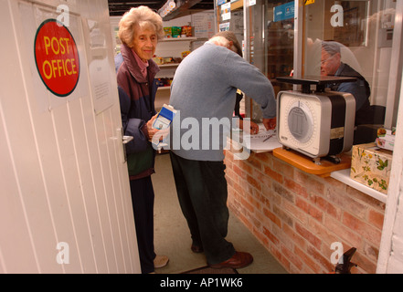 DER DORFLADEN UND POST AM BRIANTSPUDDLE IN DORSET UK Stockfoto