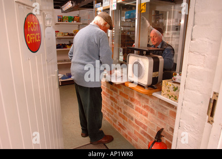DER DORFLADEN UND POST AM BRIANTSPUDDLE IN DORSET UK Stockfoto