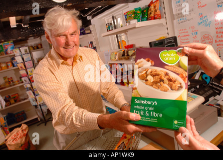 DER DORFLADEN UND POST AM BRIANTSPUDDLE IN DORSET UK HAT DIE RECHTE ZU VERKAUFEN SAINSBURYS PRODUKTE Stockfoto