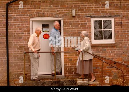 DER DORFLADEN UND POST AM BRIANTSPUDDLE IN DORSET UK Stockfoto