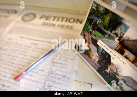 EINE PETITION AN DEN DORFLADEN UND POST AM BRIANTSPUDDLE IN DORSET UK SPEICHERN Stockfoto