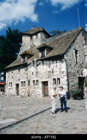 Alte Stein gebaute Haus am Kai, neben dem Hafen, Hafen von Honfleur, Honfleur, Normandie, Frankreich Stockfoto