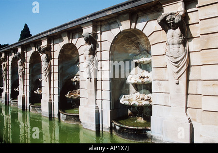 Blenheim Palace, Woodstock, nahe Oxford, Oxfordshire, England. Wasserfontänen in Wand im unteren Wasserterrasse. Stockfoto