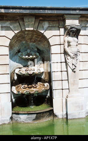 Blenheim Palace, Woodstock, nahe Oxford, Oxfordshire, England. Wasser-Brunnen in Wand im unteren Wasserterrasse. Stockfoto