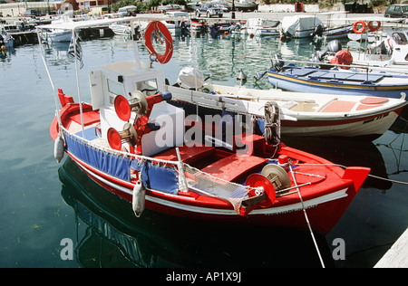 Angelboot/Fischerboot vertäut am Kai, Argostoli, Kefalonia, Griechenland Stockfoto