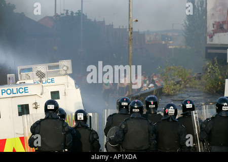 PSNI Riot Offiziere Gesicht Randalierer Mob auf Crumlin Road in Ardoyne Geschäften Belfast 12. Juli Stockfoto