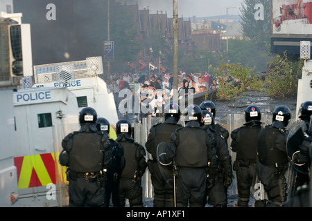 PSNI Riot Offiziere Gesicht Randalierer Mob auf Crumlin Road in Ardoyne Geschäften Belfast 12. Juli Stockfoto