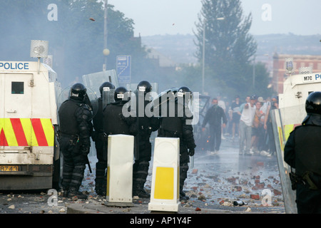 Polizisten in Aufruhr Getriebe Gesicht Randalierer auf Crumlin Road in Ardoyne Geschäften Belfast 12. Juli Stockfoto