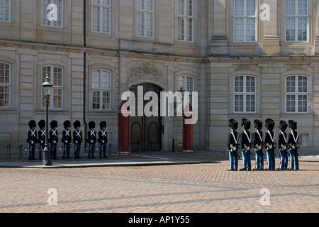 Königliches Leben Wachablösung am Schloss Amalienborg Kopenhagen Dänemark Stockfoto