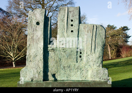 Henry Moore in Kew, Wand Hintergrund für Skulptur 1962 Stockfoto