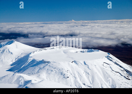 Mt Tongariro Tongariro National Park Central Plateau Nordinsel Neuseeland und Mt Taranaki Egmont in Ferne Antenne Stockfoto