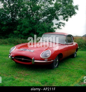 E Type Jaguar in englischer Landschaft Stockfoto
