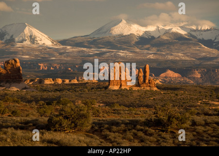 Gesamtansicht über die Windows-Bereich in Richtung La Sal Mountains im Winter Arches National Park Abendlicht Utah USA Stockfoto