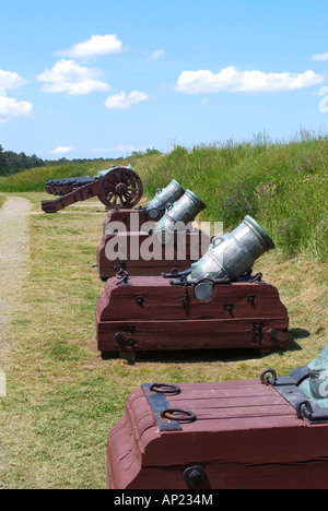 Eine Akku-Linie der französischen Mörtel Waffen auf dem Schlachtfeld bei Yorktown Virginia USA Amerika Stockfoto