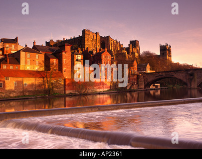 Durham City und der Fluss Wear im späten Abendlicht getaucht Stockfoto