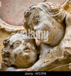 Steinrelief aus den Leitern der beiden Kinder an einem Gebäude in der Stadt Badalucco, Norditalien Stockfoto