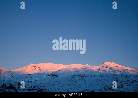 Alpenglühen am Mount Ruapehu bei Dämmerung Central Plateau Nordinsel Neuseeland Stockfoto