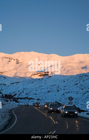 Alpenglühen am Mount Ruapehu in der Dämmerung und Bruce Road Central Plateau Nordinsel Neuseeland Stockfoto