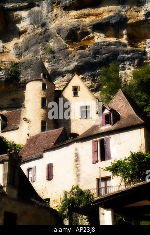 Höhlenbewohner Häuser in den Fels in La Roque-Gageac, Perigord Noir, Frankreich Stockfoto