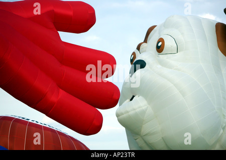Churchill Hund Hot Air Balloon mit Riesenhand Stockfoto