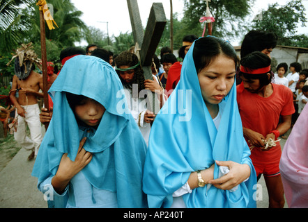 In einer Darstellung von Jesus Christus sind Kreuzigung Filipino Anhänger, Holzkreuze auf jeden Karfreitag genagelt. Stockfoto