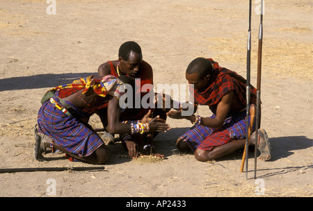 Maasai-Männer machen Feuer Stockfoto