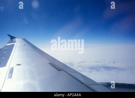 klarer blauer Himmelsblick außerhalb Jet Flugzeugfenster mit blauen Himmel und Wolken unter Stockfoto