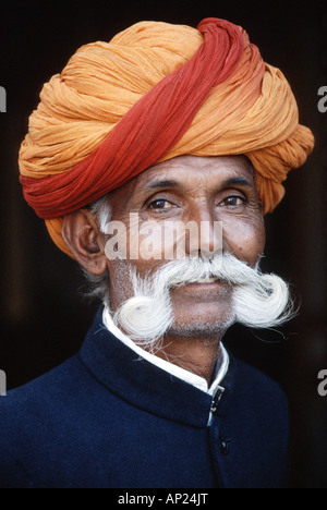 Indien, Rajastan: Porträt eines Mannes mit Beart und turban Stockfoto