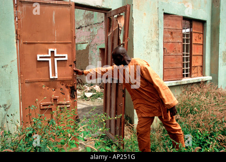 Nigeria: religiöse Konflikte zwischen Christen und Muslimen. Muslimen zerstört und brannte diese römisch-katholische Kirche in Kaduna Stockfoto