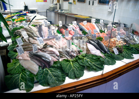 Fisch auf Platte in einer Markthalle angezeigt Stockfoto