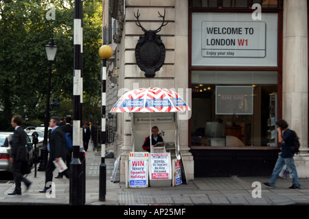 Willkommen in London Abend-Standard Zeitungskiosk Piccadilly London England UK Stockfoto