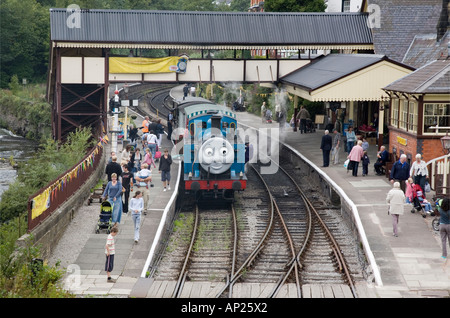 Thomas die Behälter-Maschine geben Bremse van in der Station für besonderes Ereignis am Llangollen Steam Railway fährt der Dampfzug Stockfoto