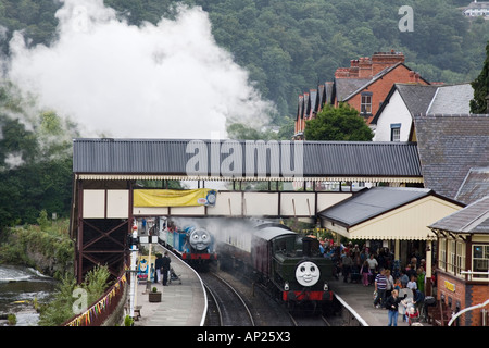 Dampf-Züge Thomas the Tank Engine in Wolke aus Dampf Ente in der Station für besonderes Ereignis auf Llangollen Steam Railway Stockfoto