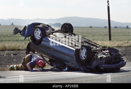 Blick in Fenster der Feuerwehrmann rollte Auto Highway 99W in der Nähe von Rickreall Oregon USA Fahrer überlebte das Wrack und w Stockfoto