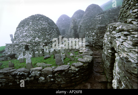 Klostersiedlung an Spitze der Insel von Skellig Michael, County Kerry, Irland. Mönche Stein Bienenstock Hütten und Friedhof überquert. Stockfoto