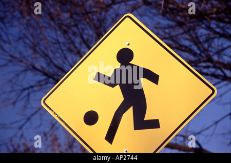 Zeichen für Fußgänger mit einem ball Stockfoto