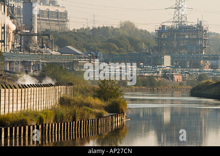 Neben der Fluss-Weber-industriellen Komplex Stockfoto