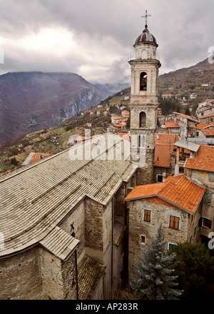 Luftaufnahme der lokalen Kirche in dem kleinen italienischen Dorf Triora, Norditalien Stockfoto