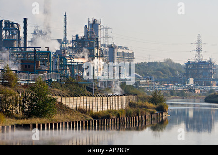 Neben der Fluss-Weber-industriellen Komplex Stockfoto