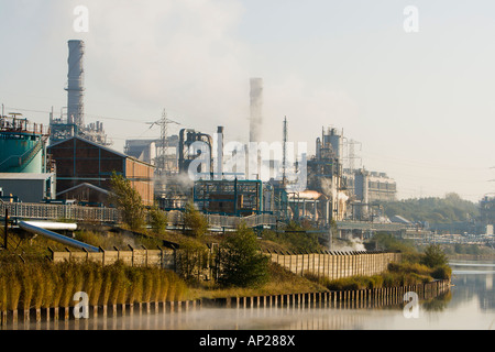 Neben der Fluss-Weber-industriellen Komplex Stockfoto