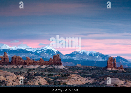 Gesamtansicht über die Windows-Bereich in Richtung La Sal Mountains im Winter Arches National Park Abendlicht Utah USA Stockfoto