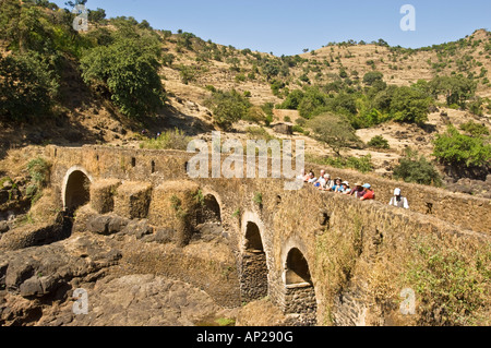 Touristen auf dem Weg zum blauen Nil fällt Halt auf dieser Brücke zu sehen, die der Blaue Nil (Abbaye) Fluss um die Aussicht zu genießen. Stockfoto