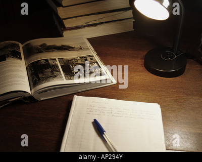 Aufgabenbüchern offen auf einem Tisch. Stockfoto