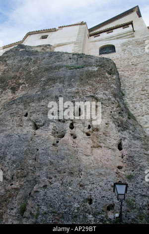 Nachschlagen von den Klippen am hängenden Häuser Cuenca, Spanien. Stockfoto