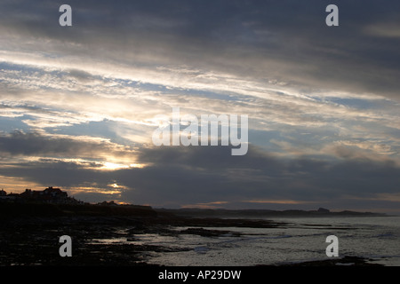 Sonnenuntergang in gemeinsame Northumberland uk Blick auf Bamburgh castle Stockfoto